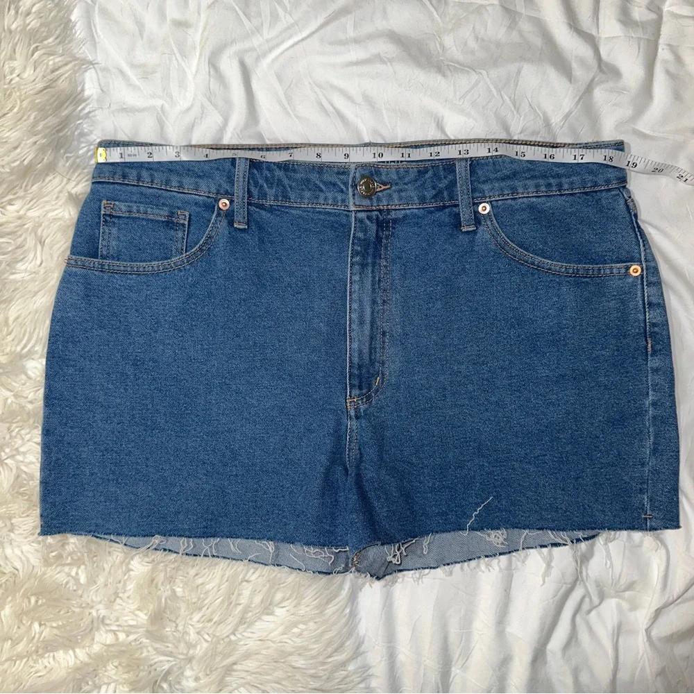 Wild Fable | NWOT High Rise Mom Jean Shorts Medium Wash Raw Frayed Hem Size 16